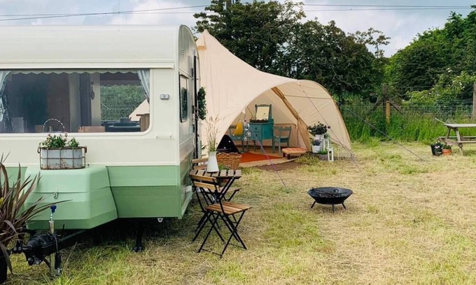 Morpeth Cabina | Private glamping in a vintage caravan & bell tent