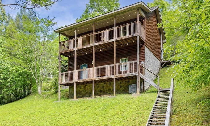 Cosby Cabina | Private Golden Fox Cabin with Grill and Firepit by Redawning