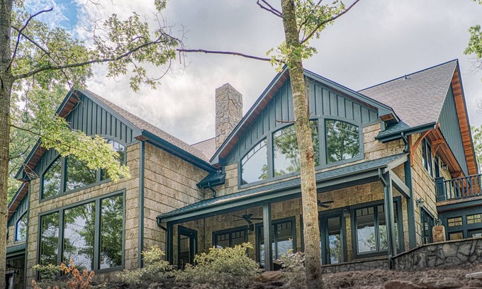 Mill Spring Casa | Hermosa casa de montaña moderna con impresionantes vistas en 190 acres privados
