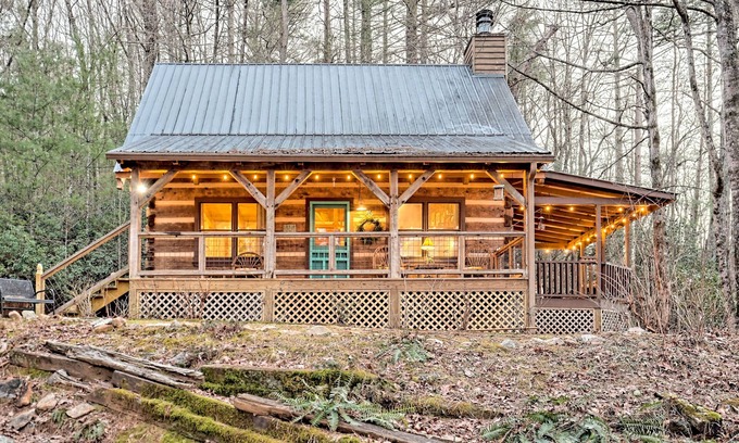 Tiger Cabina | Private, Guest Favorite Cabin, Fire Pit, Close to Hiking and Downtown Clayton!