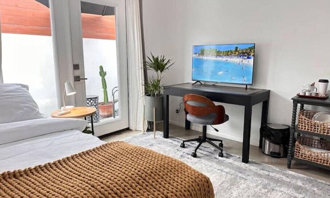 Burbank Casa | Habitación Privada Para Un Huésped Con Su Propio Baño y Patio