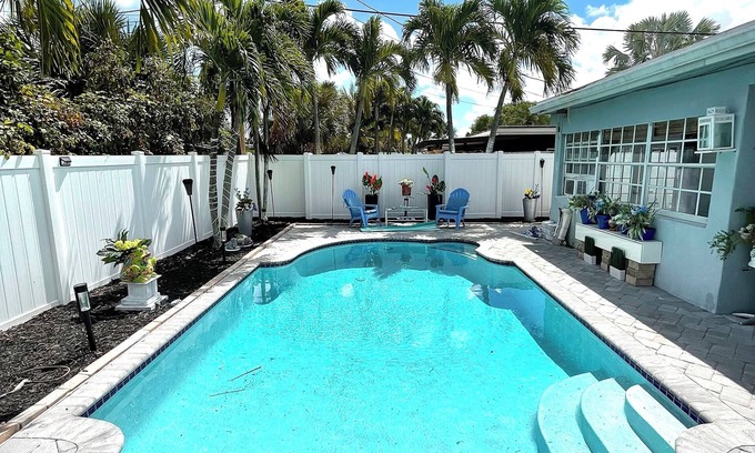 South Corals Casa | Min to Beaches and Wilton Drive - Guest Suite with private entrance & bathroom