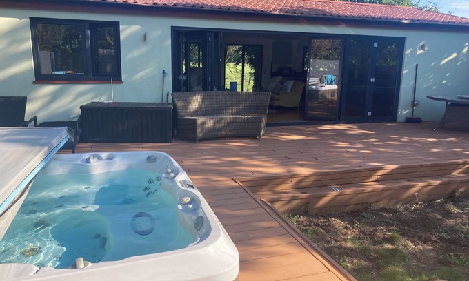 Runnymede Apartamento | Private Guesthouse, with garden views and jacuzzi