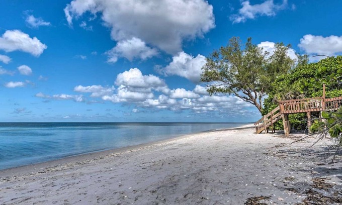 Englewood Cabaña | Private Gulf Beach-4 BRs- Luxury Cottage, Pet Friendly-Kayaks & SUPs-Grill