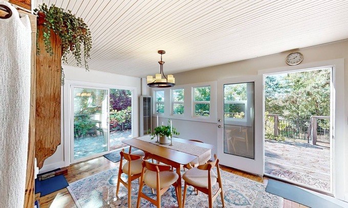 Graton Casa | Private half-acre near wineries with large deck & bohemian feel - dog-friendly