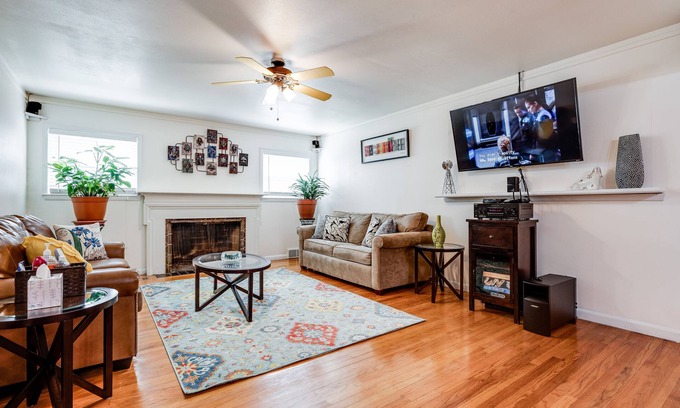 South Arlington Casa | Casa céntrica de 2200 pies cuadrados en un lote grande con privacidad y grandes árboles de pacana