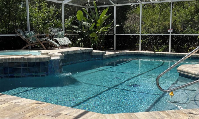 The Villages Casa | Private Heated Pool and Hottub , Pet Friendly, New Golf Cart , Close to shopping