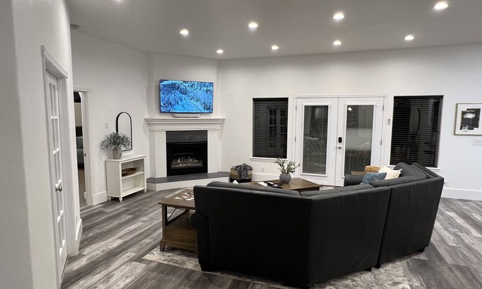 Boise Casa | Private Heated Pool & Hot Tub - Centrally Located Upscale 4-Bedroom Home