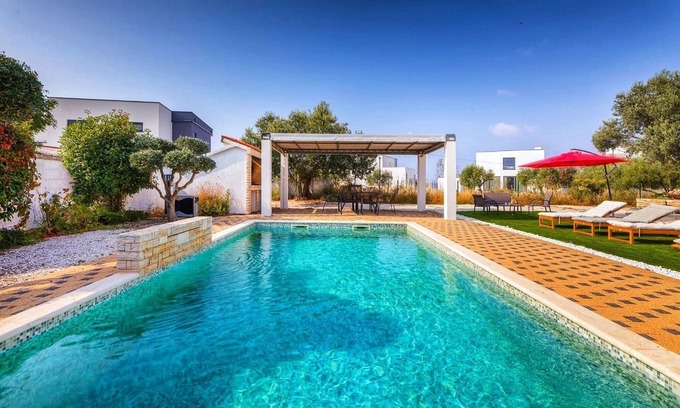 Galizana Chalet De Esquí | Private Heated Pool, Sport Fields - Villa Sunshine