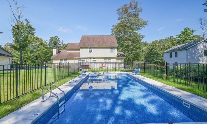 Blakeslee Casa | Private Heated Pool-Walk to Lake-Game Room-FirePit