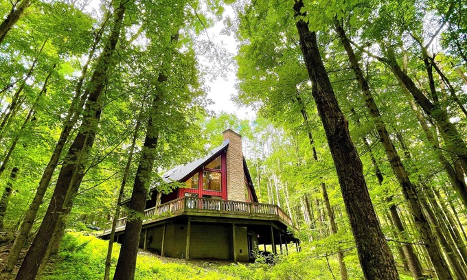 Ellicottville Chalet De Esquí | ★ Private Hideaway w/Hot Tub & Fireplace- Stylish & Serene - Hike from Cabin! ★