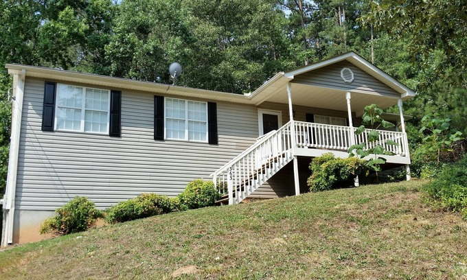 Cartersville Casa | Casa renovada, 12. 12 km del complejo deportivo LAKEPOINT, capacidad para 8 personas.