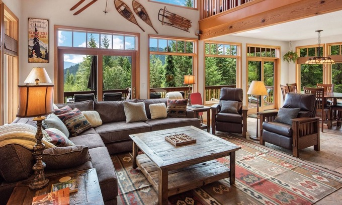 Sagle Casa | Private Home on 20 acres | Lake Views | 5 mins to Garfield Bay