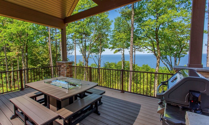 Sturgeon Bay Cabina | Private home on cliff-water views and golf simulator