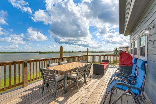 Hitchcock Casa | Private Home on Lagoon with Views in Hitchcock!