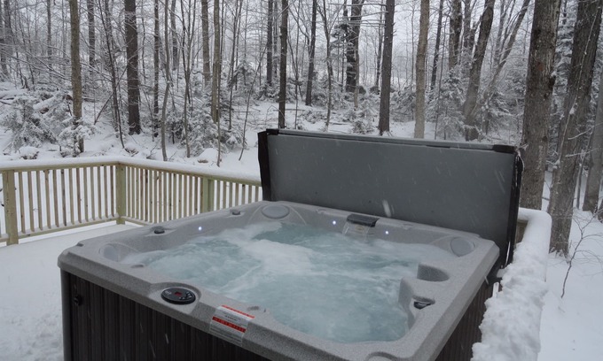 Ludlow Casa | HOT TUB + FIRE PIT -Walk to Okemo Base Lodge & Lifts. Reserva esta en casa de montaña