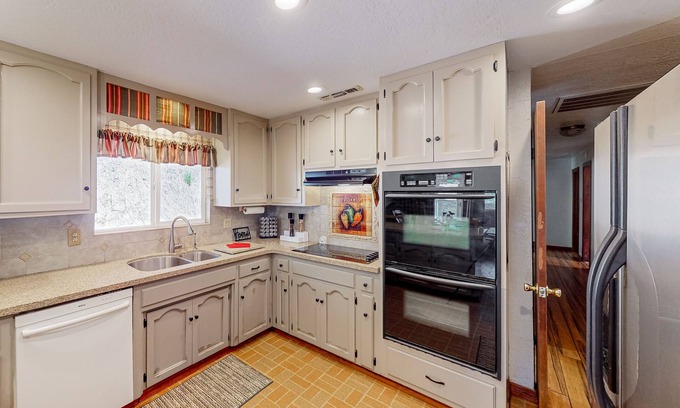 Jamestown Casa | Private home with peek-a-boo Yosemite views - near outdoor recreation