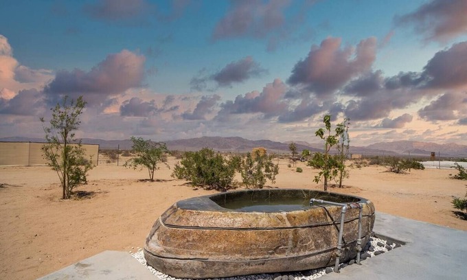 Wonder Valley Cabina | Private Hot Springs Rock tub and Medjool Cabin