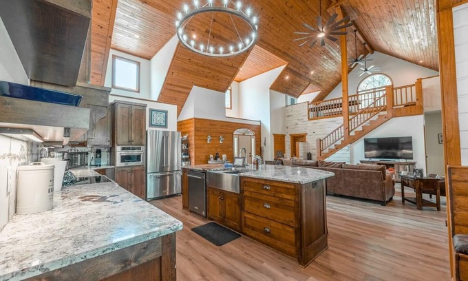 Pearcy Cabina | Private Hot Springs Cabin on Pond w/ Game Room!