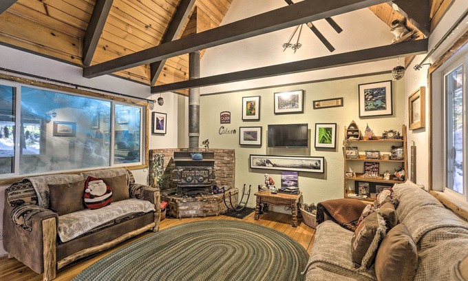 Tahoe Paradise Cabina | Private Hot Tub: Quintessential Tahoe Cabin