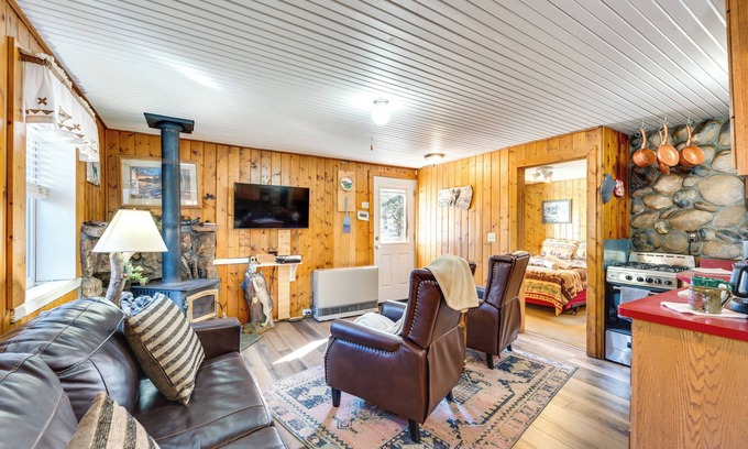 Drake Cabina | Private Hot Tub + Deck: Riverfront Escape in Drake
