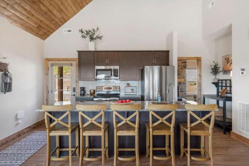 Table Rock Casa | Private Hot Tub-Free Attraction Tickets-Lake Lookout-Community Indoor & Outdoor Pools