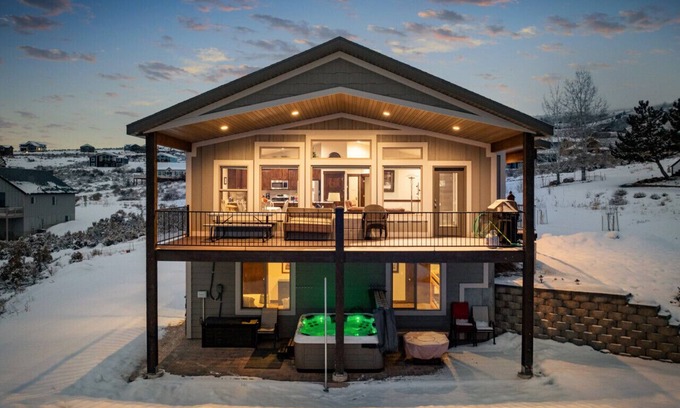 Sweetwater Casa | Private Hot Tub! Ideal Beach! Lake Views!