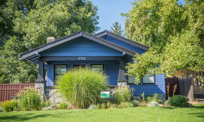 Old Bend Casa | Private Hot Tub ~ In the Heart of Bend ~ Dog Friendly ~ Fire Pit