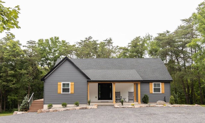 Fort Littleton Casa | Private + Hot Tub + Kids Toy Loft + Pool Table