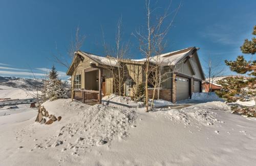 Park City Casa | Private Hot Tub, Minutes to Ski, Cozy Getaway, Beautiful Condo- Large 3BR, Private Garage!