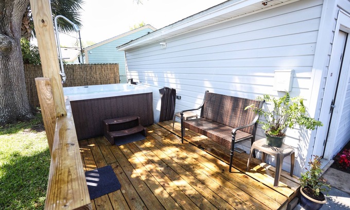 Galveston Casa | Private Hot Tub Oasis / Comfy Home 6 Min Dr to Beach