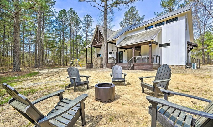 Hochatown Cabina | Private Hot Tub, Outdoor Fireplace: Broken Bow Gem