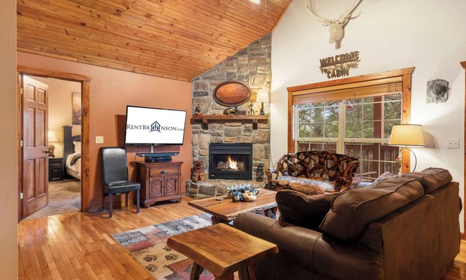 Branson West Cabina | Private HotTub! Minutes to Silver Dollar City! First Responder Owned! Local Hero at Stonebridge! WOW