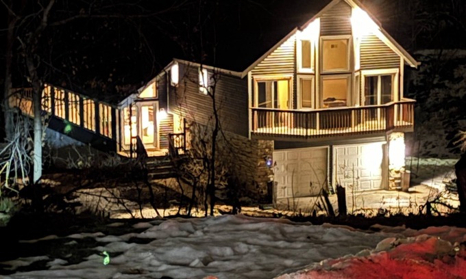 Cedar Rapids Casa | Private In City retreat 12+ Guests 4 bedrooms 3.5 Bath +Bonus Kitchen downstair