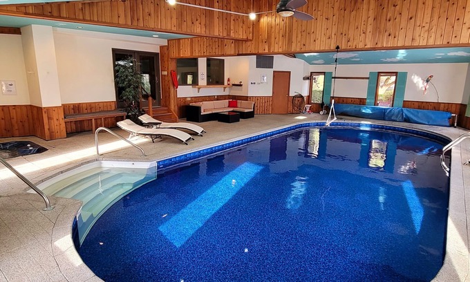 Earlville Casa | Private INDOOR HEATED POOL + Hot Tub + Game Room - Family Friendly