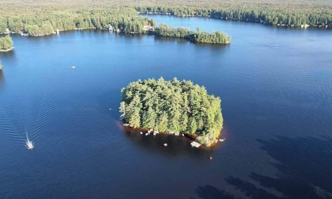 Brantingham Casa | Private Island, 5 Homes, 2 HotTub, Boat -Sleeps 17