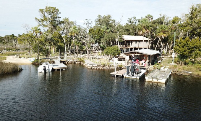 Homosassa Cabina | Private Island Cabin on The River. Boat Access Only.