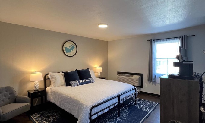 North Muskegon Apartamento | Private King Studio Close to the Action and Recently Renovated