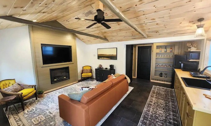 Harrison Cabina | Private lake access-Kayaks-Fishing-Swimming-Board Games-Darts-Corn hole-Wifi-AC