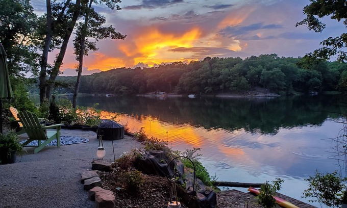 Bella Vista Apartamento | Private Lake Avalon Basement Apartment – Deck, Fire Pit & Views