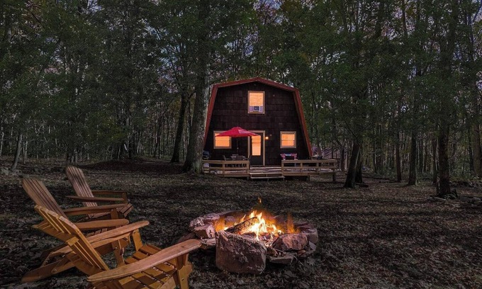 Alpine Lake Cabina | Private Lake/Beach w Golf, Fire Pit, Deck & WiFi!