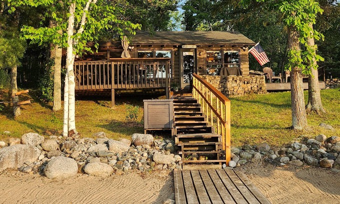 Nevis Cabina | Private lake cabin. WiFi, Beach, Pontoon Rental. Sept. openings! Booking for 26'