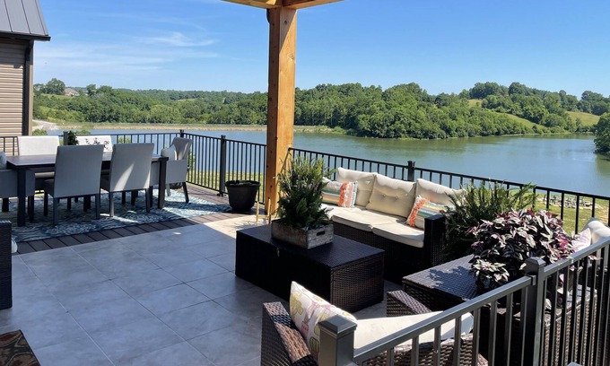 Dry Ridge Casa | Private Lake Front Getaway with Amazing views mins from ARK