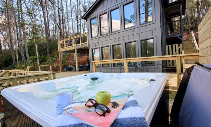 Mountain Rest Casa | Private Lake / Hot Tub / Large Deck / Rest & Relax / Kayaks & Canoe