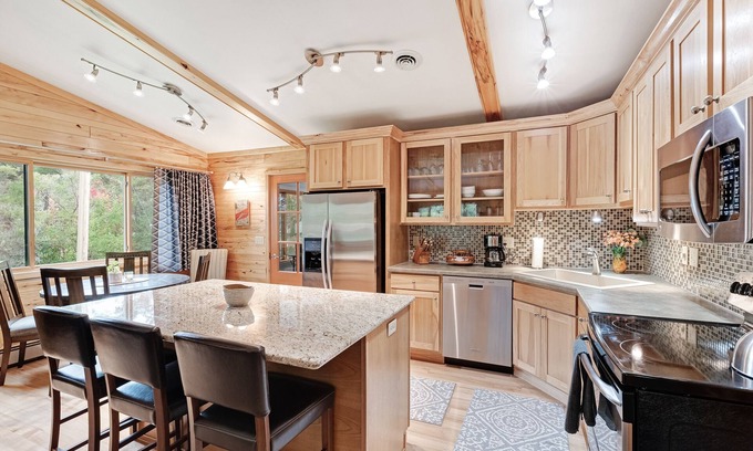 Manitowish Waters Casa | Casa privada frente al lago con muelle, chimenea, amplio patio - ¡se admiten perros!