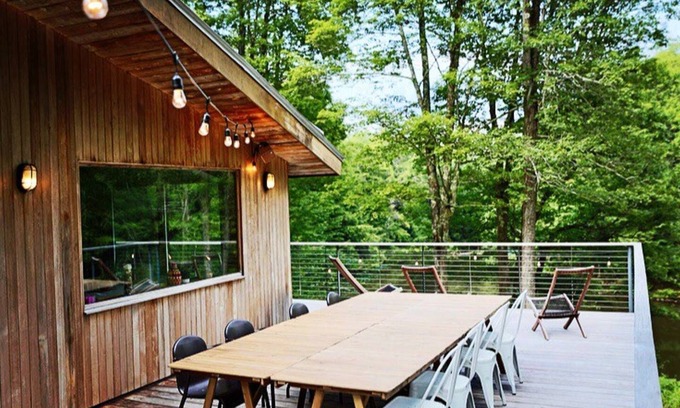 Livingston Manor Casa | Casa de estilo de mediados de siglo en un lago privado