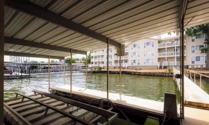 Osage Beach Condominio | Private Lakefront Condo W/ Boat Slip