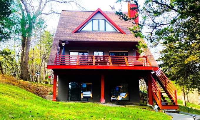 Athens Casa | Private lakefront chalet great for families.