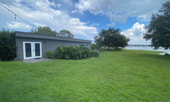 Clermont Cabaña | Private Lakefront Cottage – Bright, Peaceful, and Perfect for a Relaxing Escape.