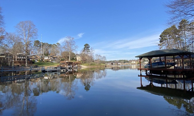 Hickory Casa | Private Lakefront Exec Home: Ollie's Hideaway: 4BR, 3.5 Ba